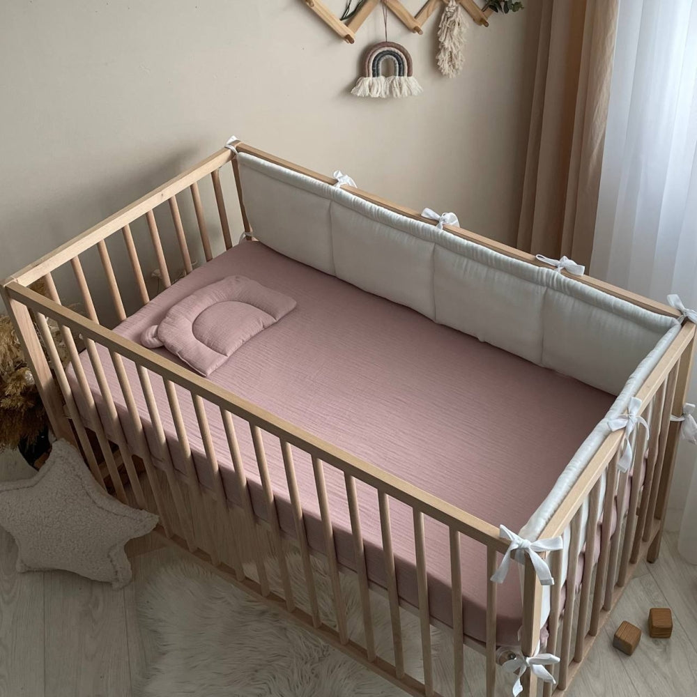 Mušelínová plachta do postieľky 120 × 60 cm – púdrová