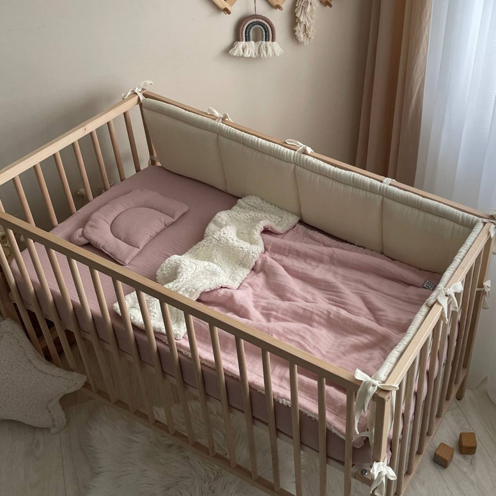 Mušelínová plachta do postieľky 120 × 60 cm – púdrová