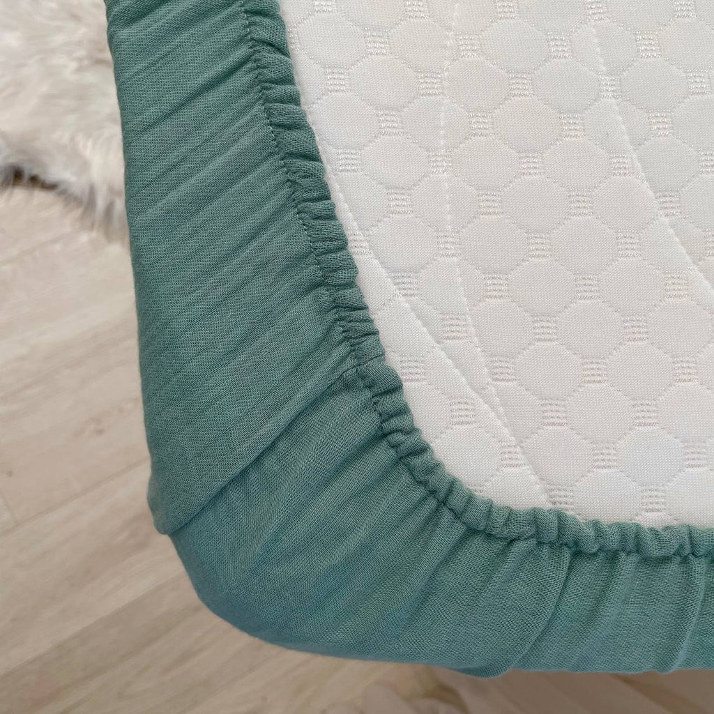 Mušelínová plachta do postieľky 120 × 60 cm – šalviová