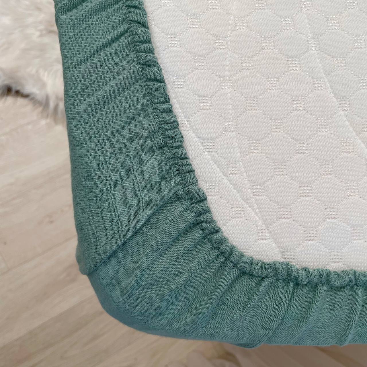 Mušelínová plachta do postieľky 120 × 60 cm – šalviová