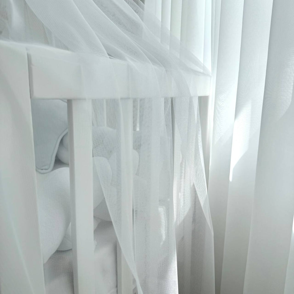 Baldachýn nad postieľku s brmbolcami Soft – biely