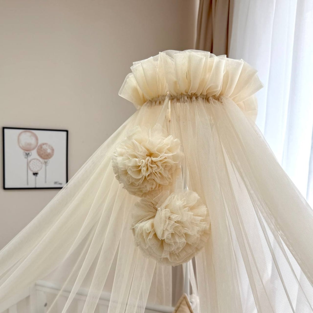 Baldachýn nad postieľku s brmbolcami Soft – krémový