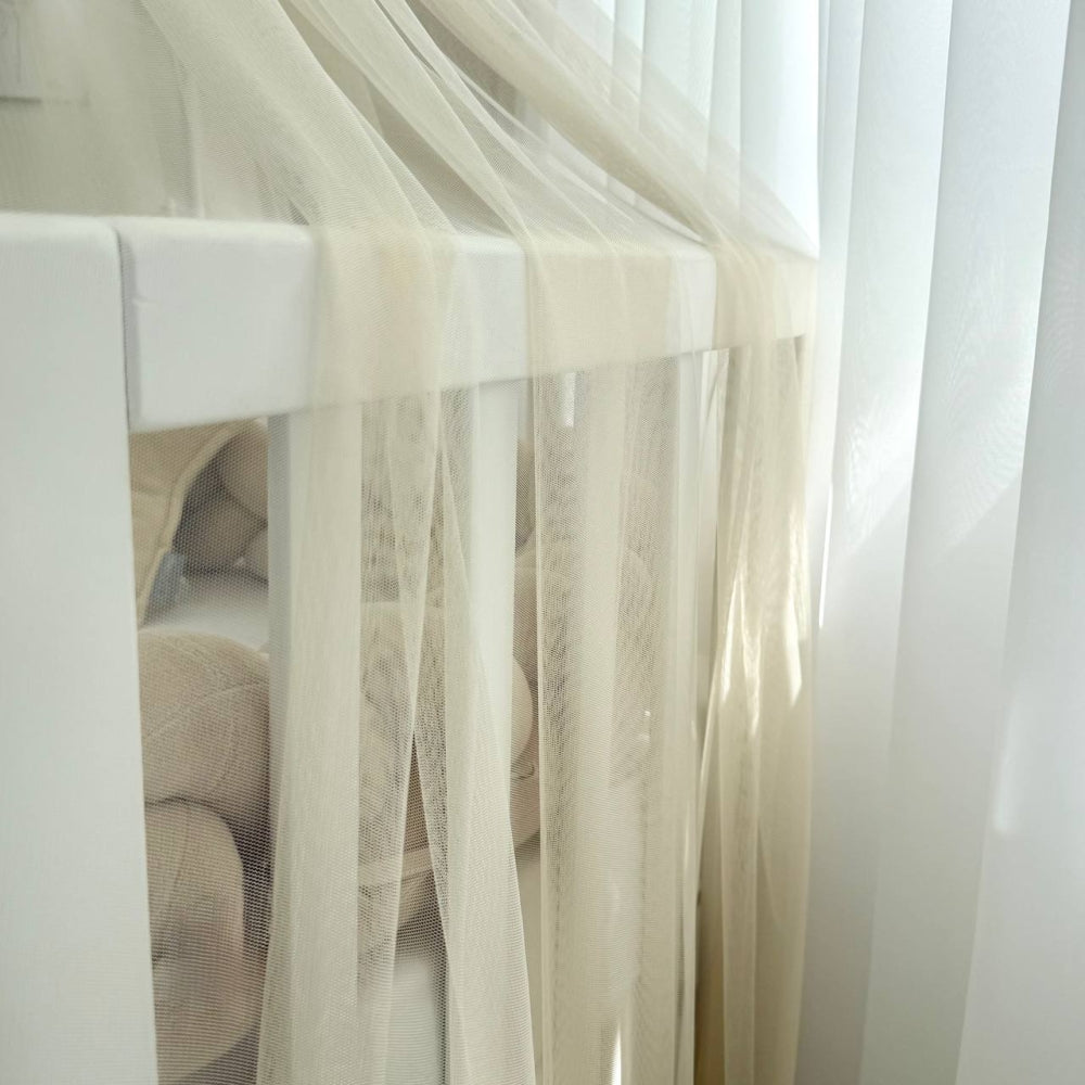 Baldachýn nad postieľku s brmbolcami Soft – krémový