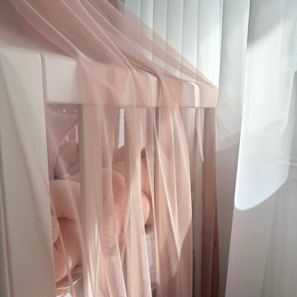 Baldachýn nad postieľku s brmbolcami Soft – púdrový
