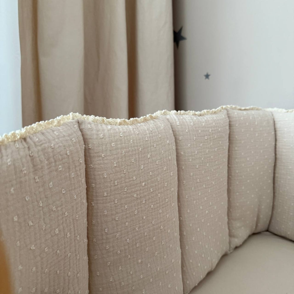 Mušelínový mantinel s čipkou do postieľky Vintage – béžové bodky na béžovom