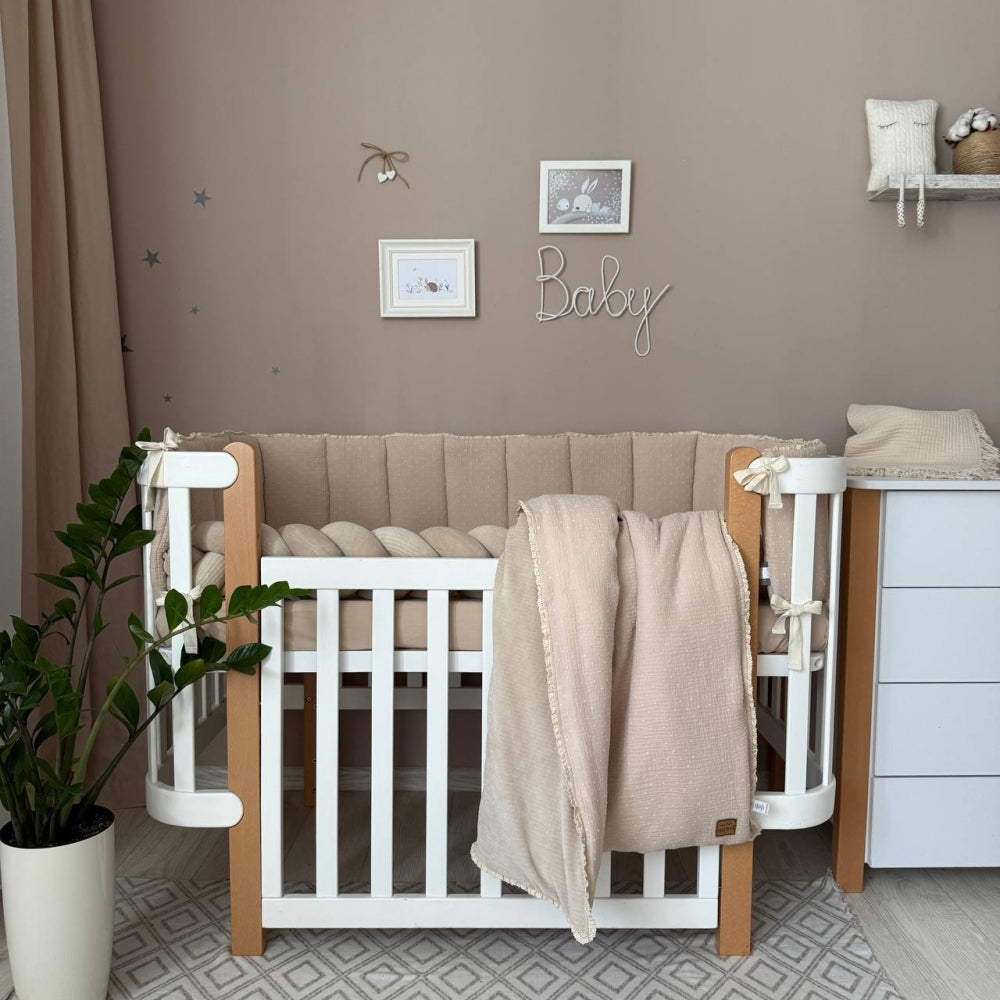 Mušelínový mantinel s čipkou do postieľky Vintage – béžové bodky na béžovom