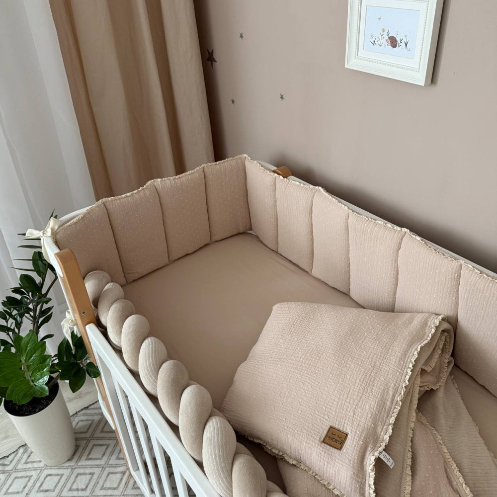Mušelínový mantinel s čipkou do postieľky Vintage – béžové bodky na béžovom