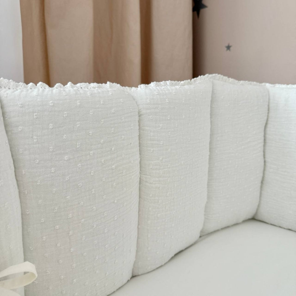 Mušelínový mantinel s čipkou do postieľky Vintage – mliečne bodky na mliečnom