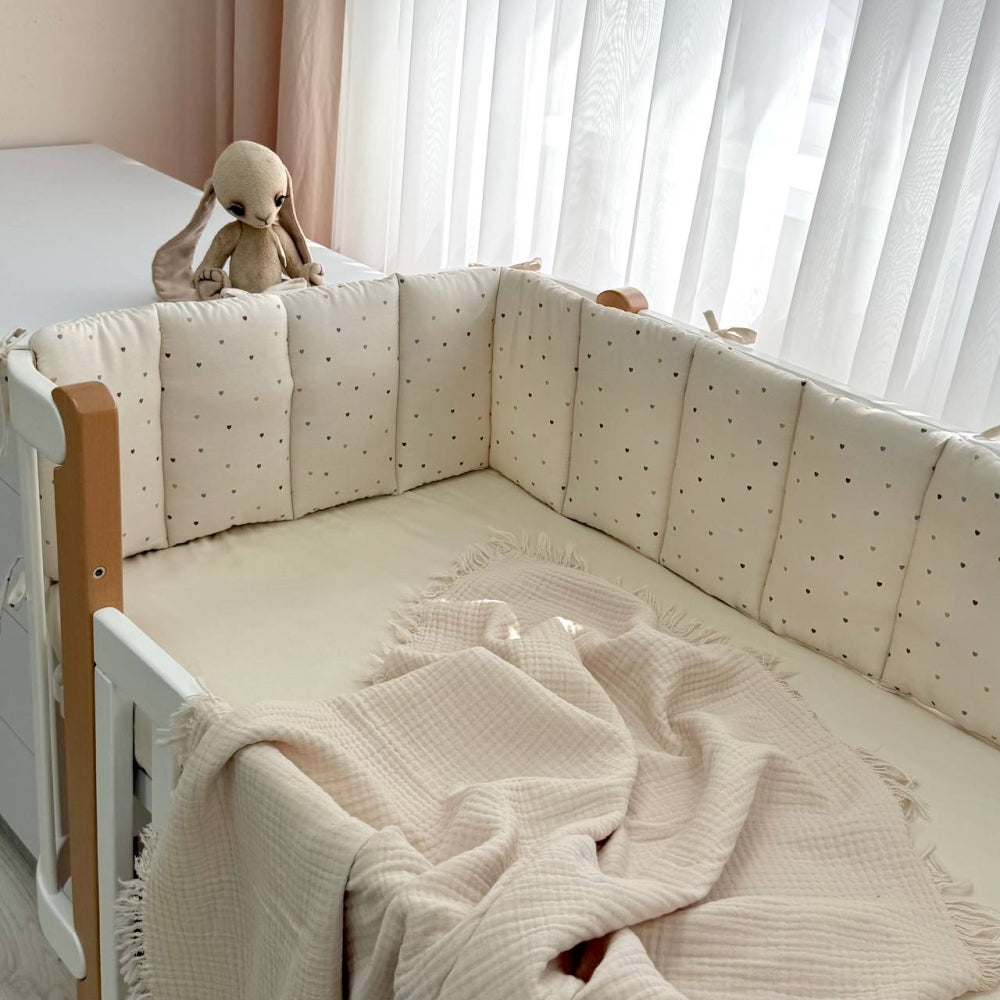 Saténový mantinel do postieľky Tiny Love Fens srdiečka na béžovom