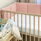 Mušelínový mantinel do postieľky Fens – s brmbolcami – popolavo-marhuľový