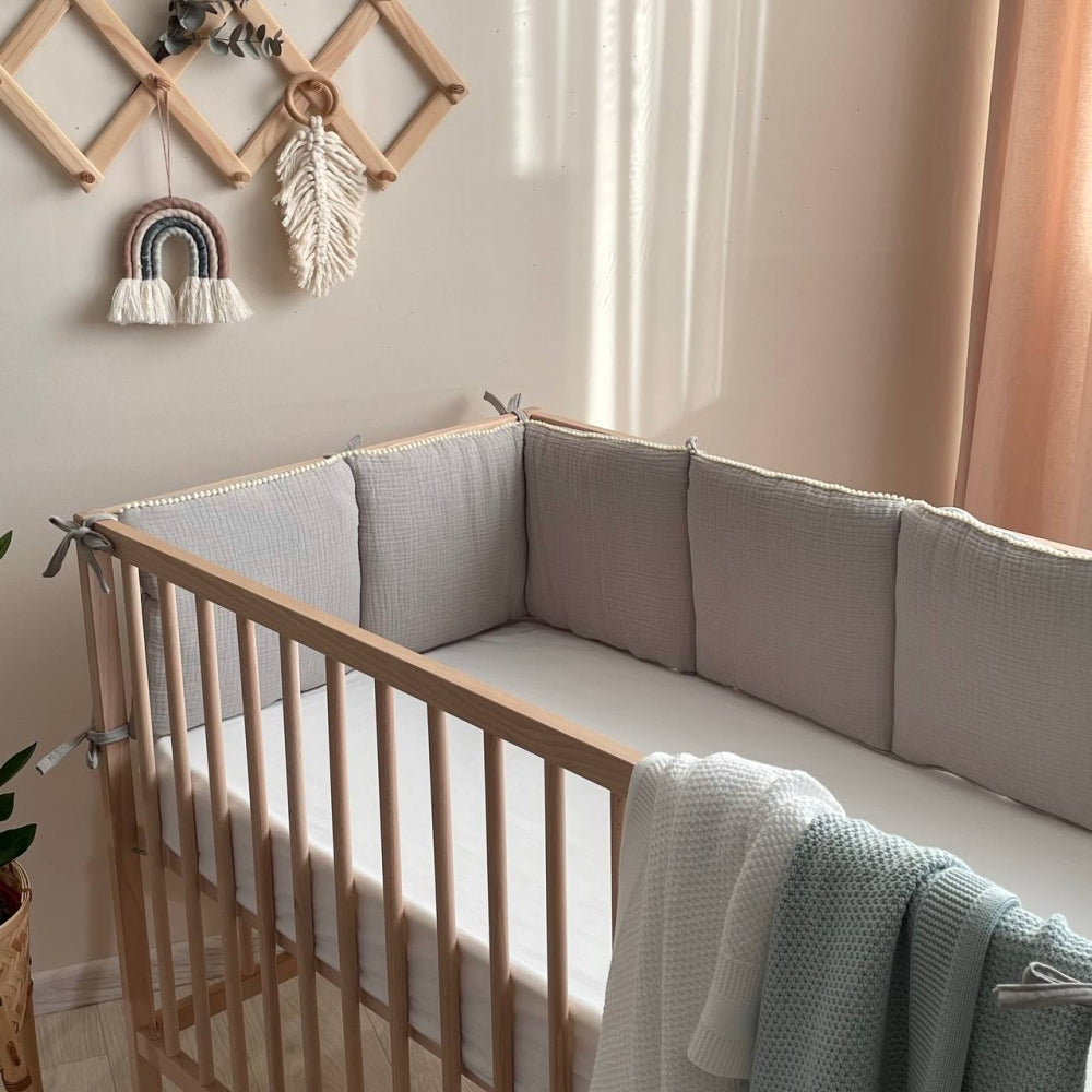 Mušelínový mantinel do postieľky Fens – s brmbolcami – sivý