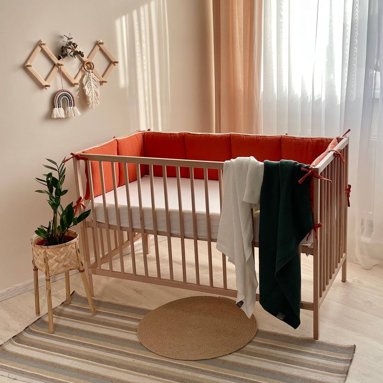 Mušelínový mantinel do postieľky Fens – s brmbolcami – terakotový