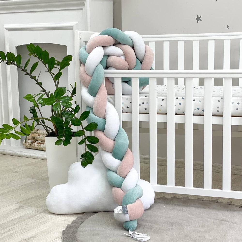 Pletený mantinel do postieľky 220 cm – biela/tmavomätová/púdrová