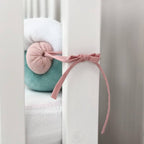 Pletený mantinel do postieľky 220 cm – biela/tmavomätová/púdrová