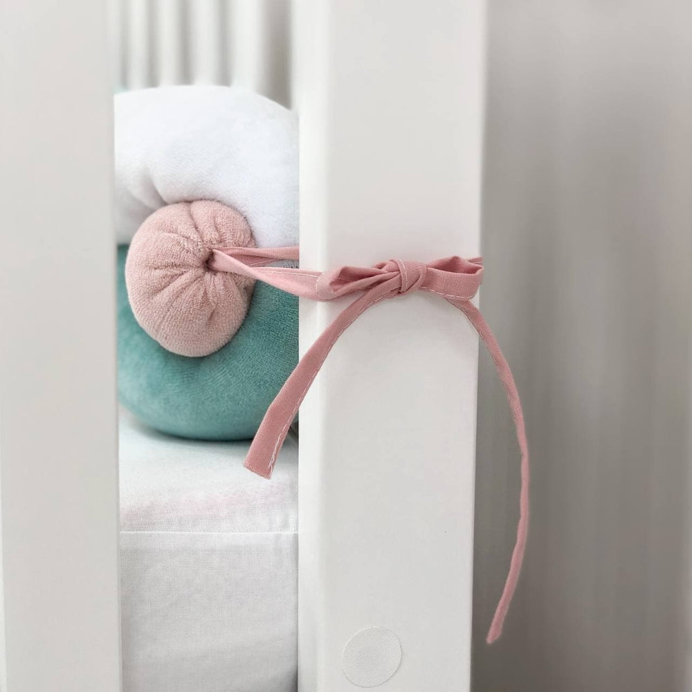 Pletený mantinel do postieľky 220 cm – biela/tmavomätová/púdrová