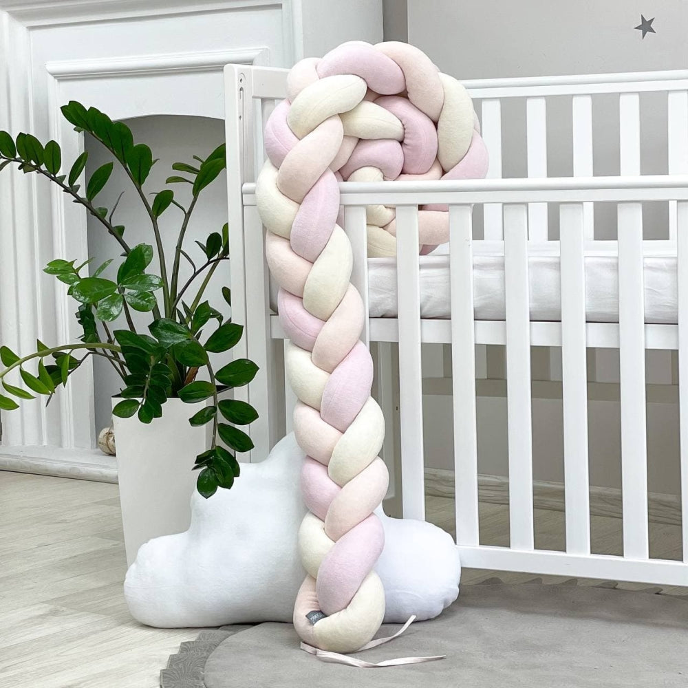Pletený mantinel do postieľky 220 cm – mliečna/broskyňová/ružová