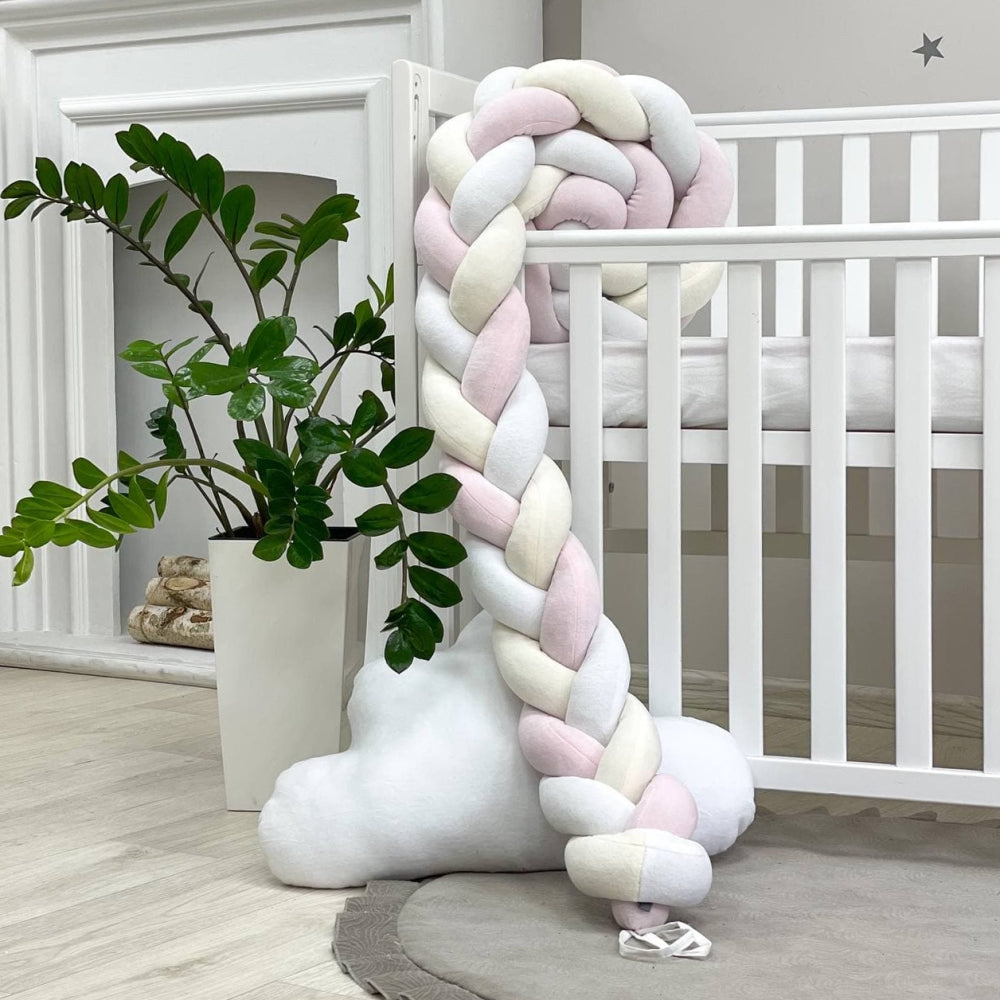 Pletený mantinel do postieľky 220 cm – biela/mliečna/ružová