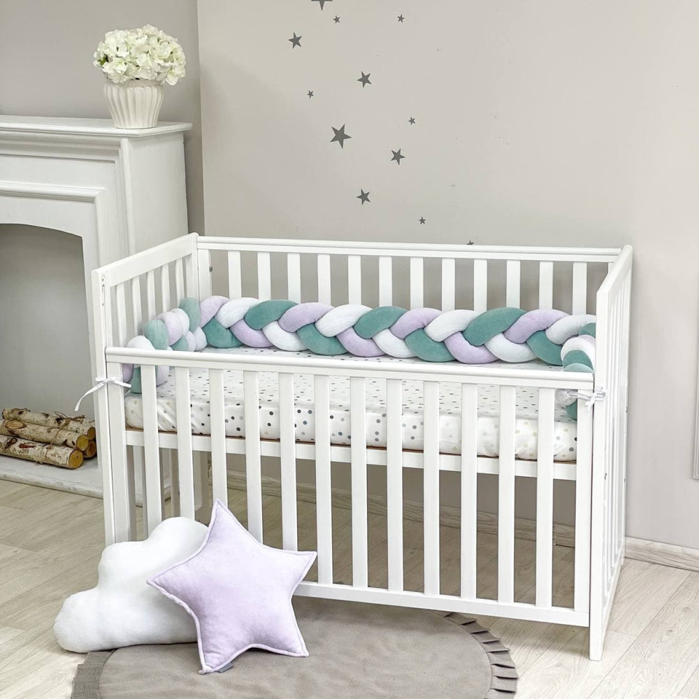 Pletený mantinel do postieľky 220 cm – biela/tmavomätová/lila