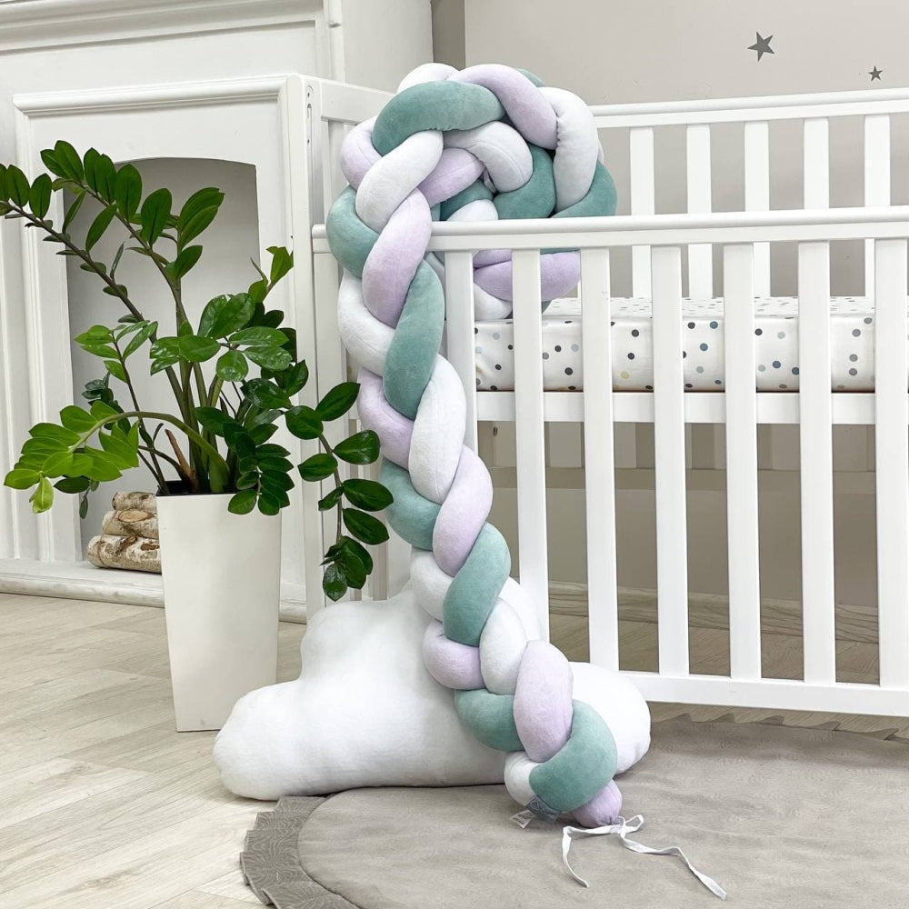 Pletený mantinel do postieľky 220 cm – biela/tmavomätová/lila