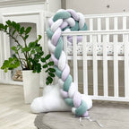 Pletený mantinel do postieľky 220 cm – biela/tmavomätová/lila