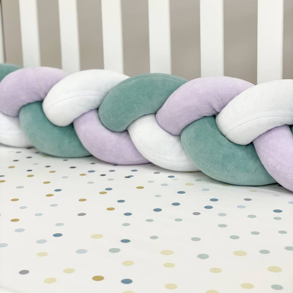 Pletený mantinel do postieľky 220 cm – biela/tmavomätová/lila