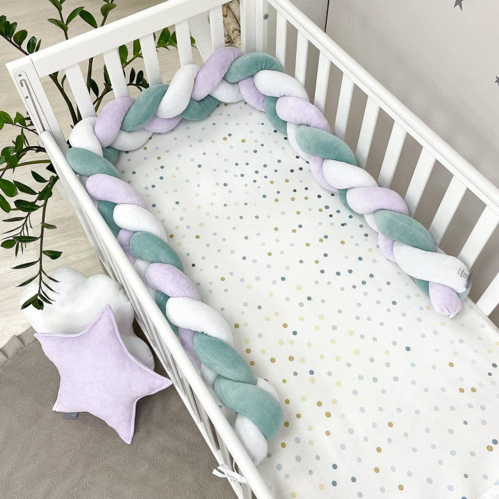 Pletený mantinel do postieľky 220 cm – biela/tmavomätová/lila