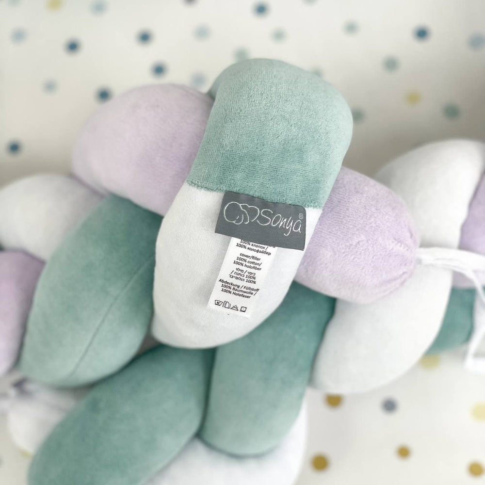 Pletený mantinel do postieľky 220 cm – biela/tmavomätová/lila