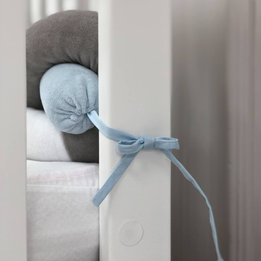 Pletený mantinel do postieľky 220 cm – biela/sivá/bledomodrá