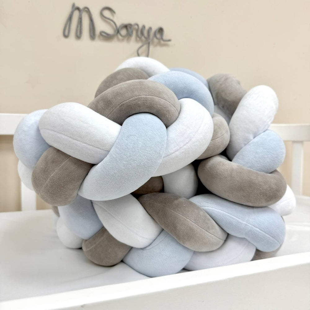 Pletený mantinel do postieľky 220 cm – biela/sivá/bledomodrá