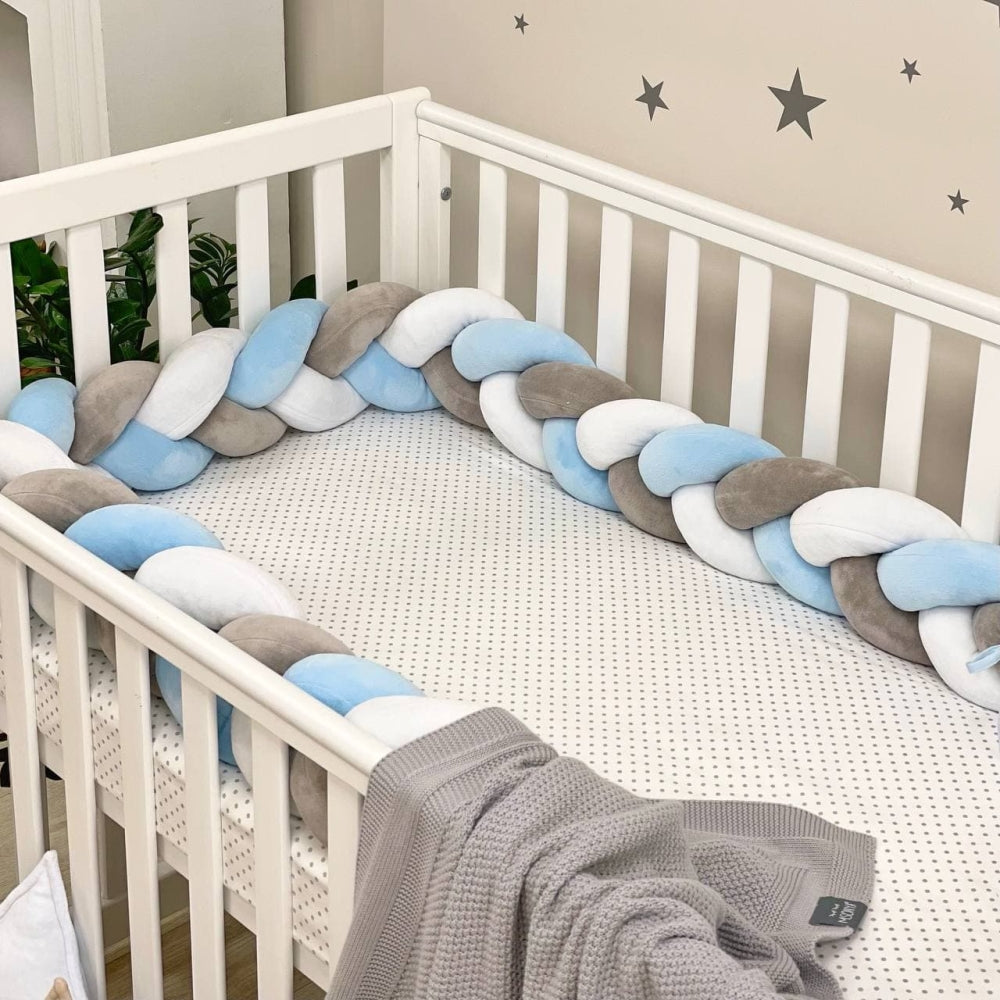 Pletený mantinel do postieľky 220 cm – biela/sivá/modrá
