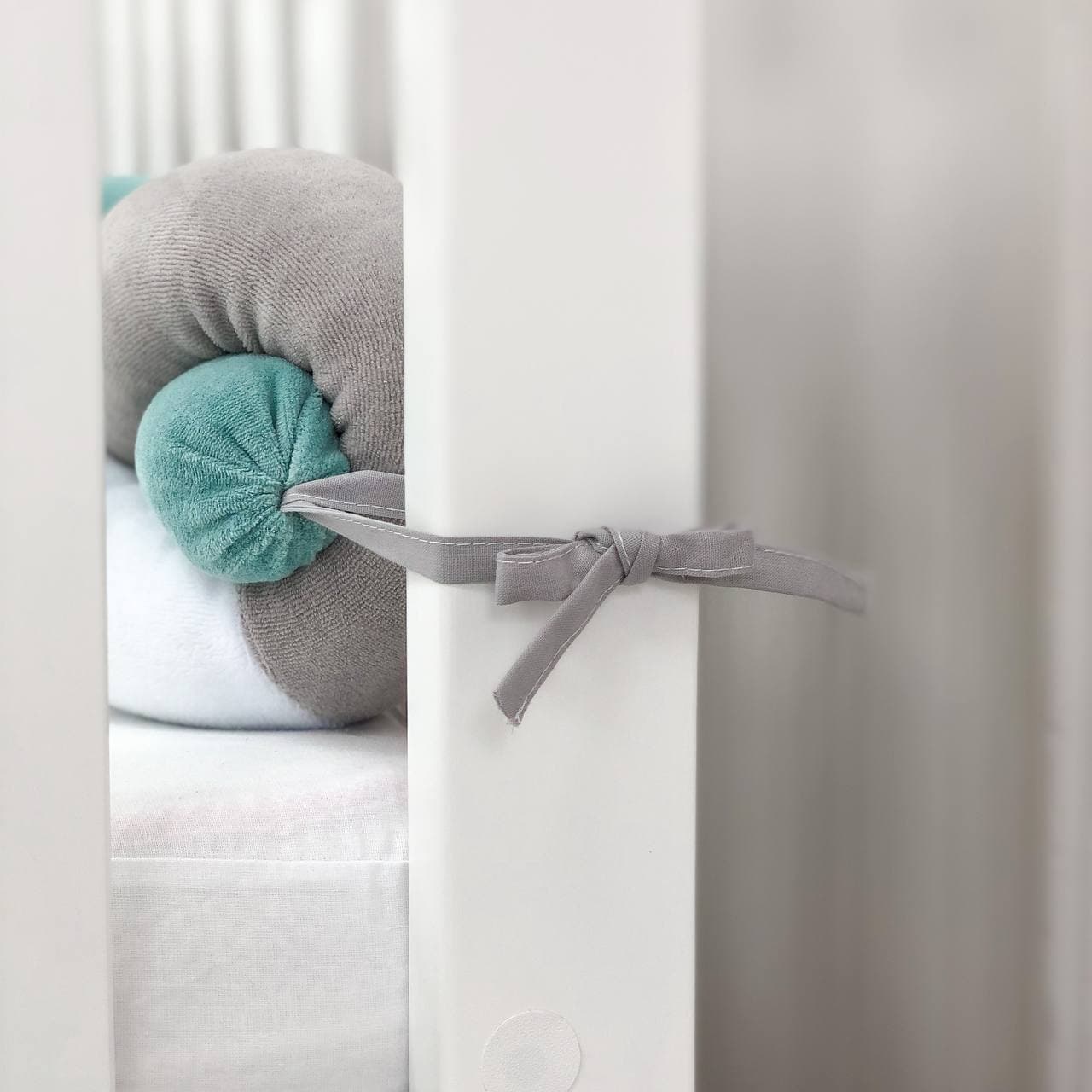 Pletený mantinel do postieľky 120 cm – biela/sivá/tmavomätová