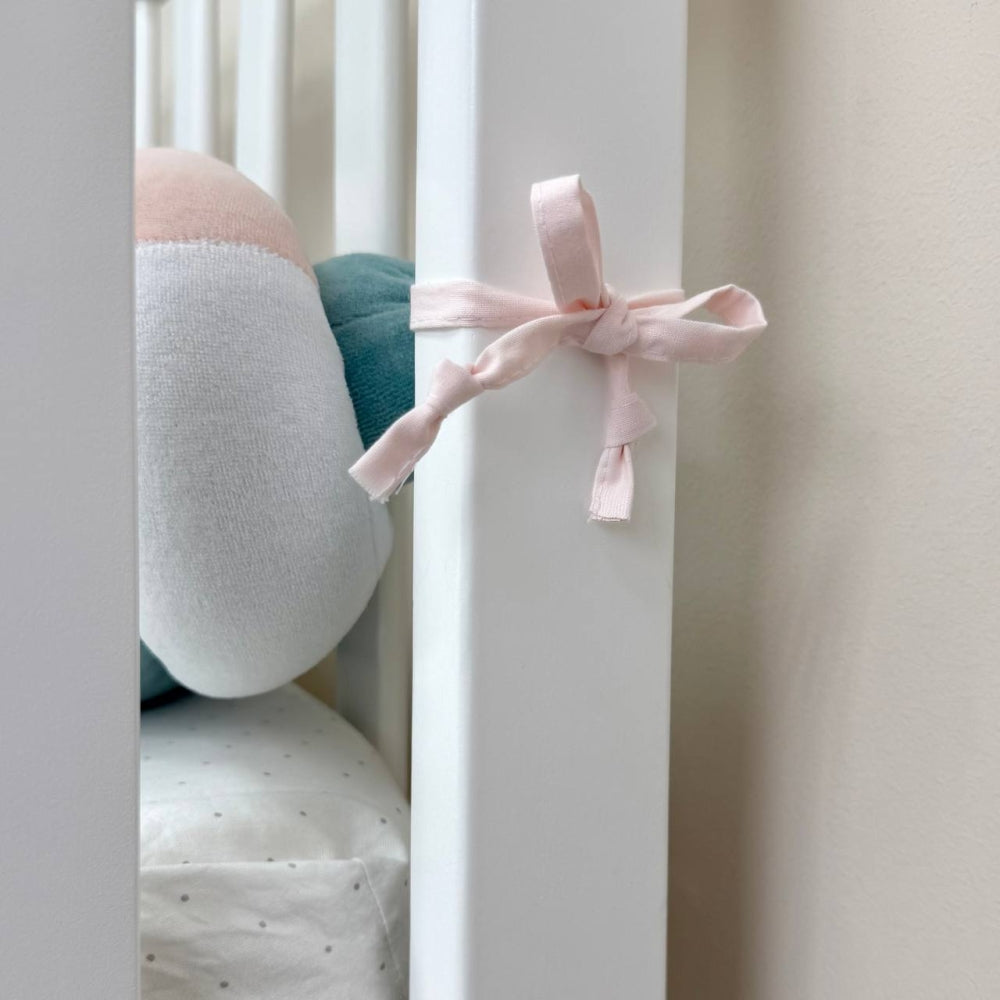 Pletený mantinel do postieľky 120 cm – biely/broskyňová/tmavomätová