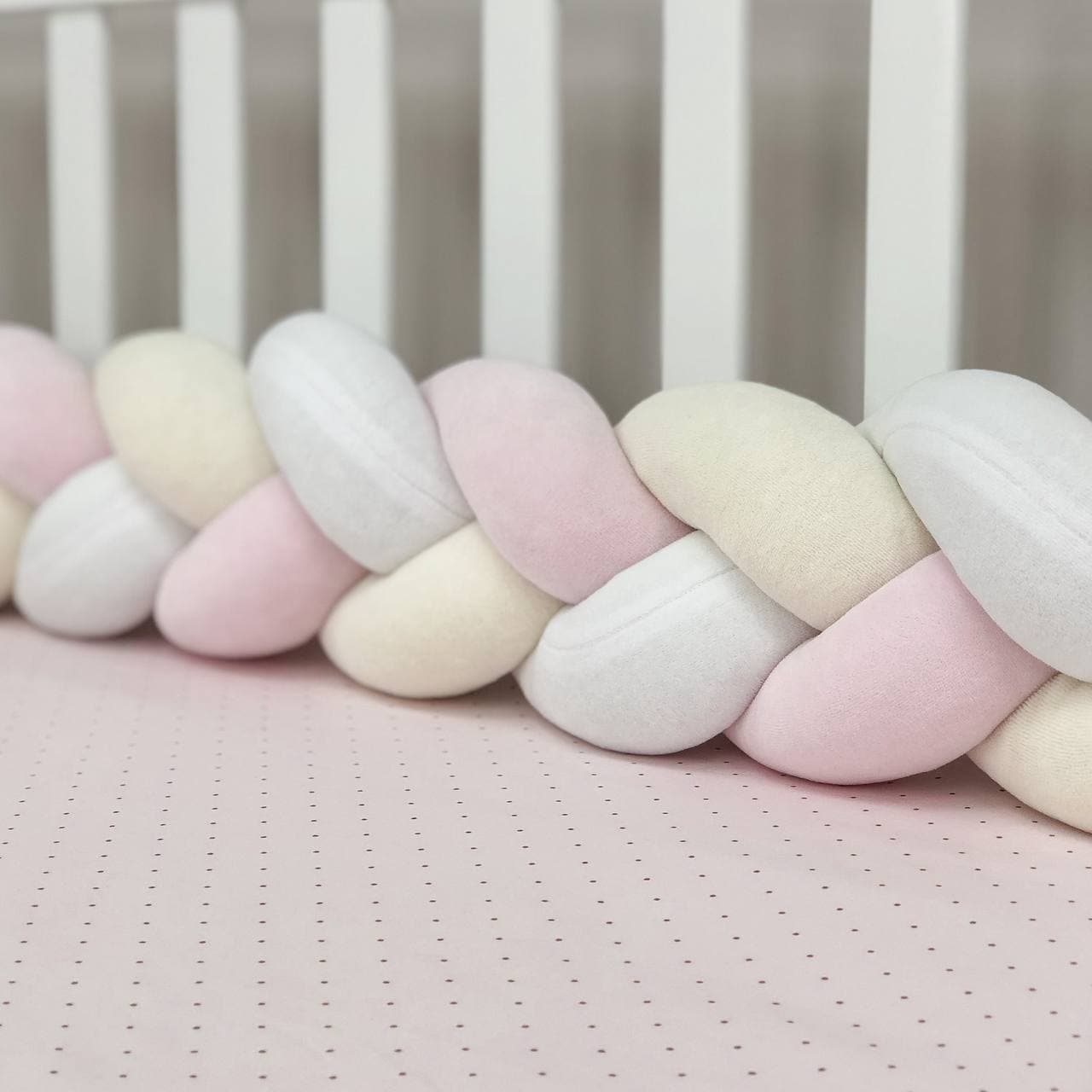 Pletený mantinel do postieľky 120 cm – biela/mliečna/ružová