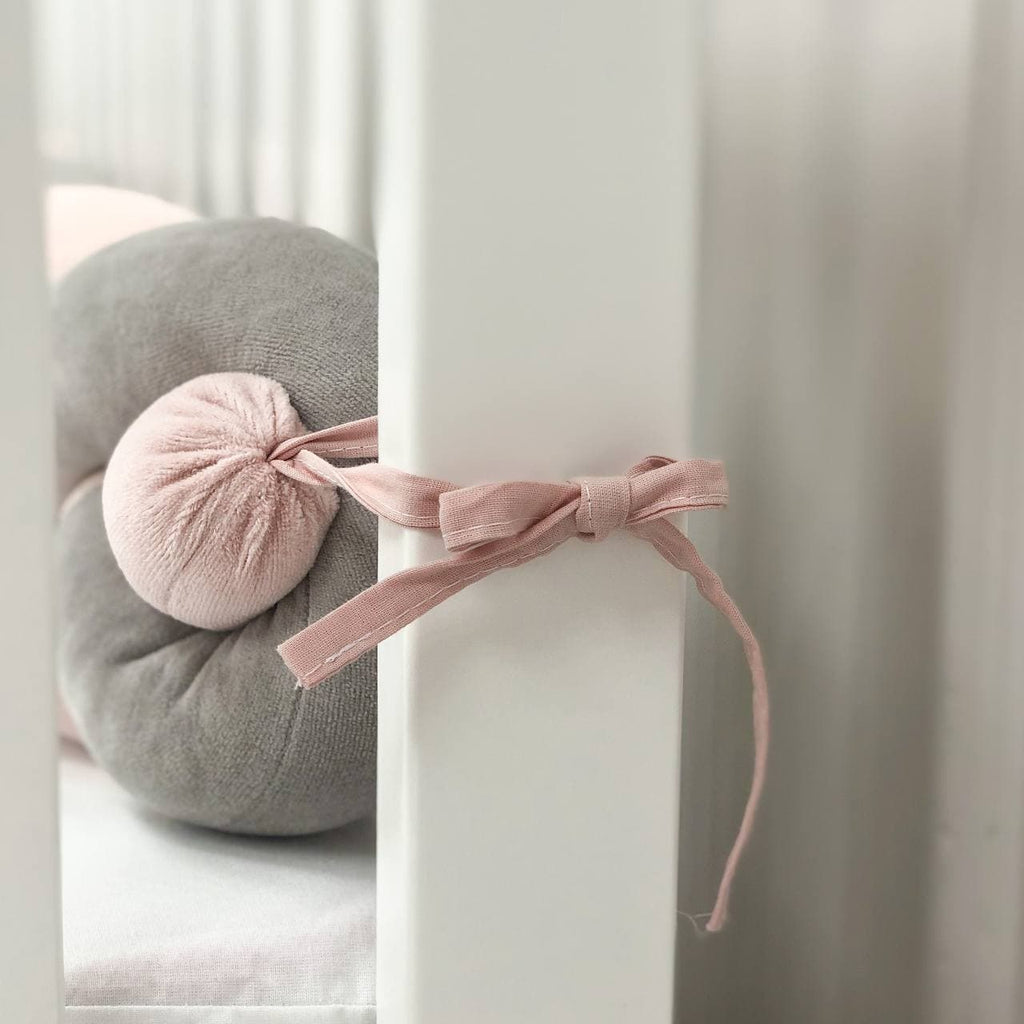 Pletený mantinel do postieľky 120 cm – sivá/púdrová/broskyňová