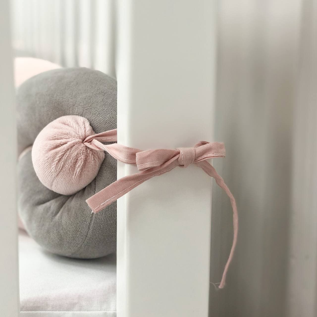 Pletený mantinel do postieľky 120 cm – sivá/púdrová/broskyňová