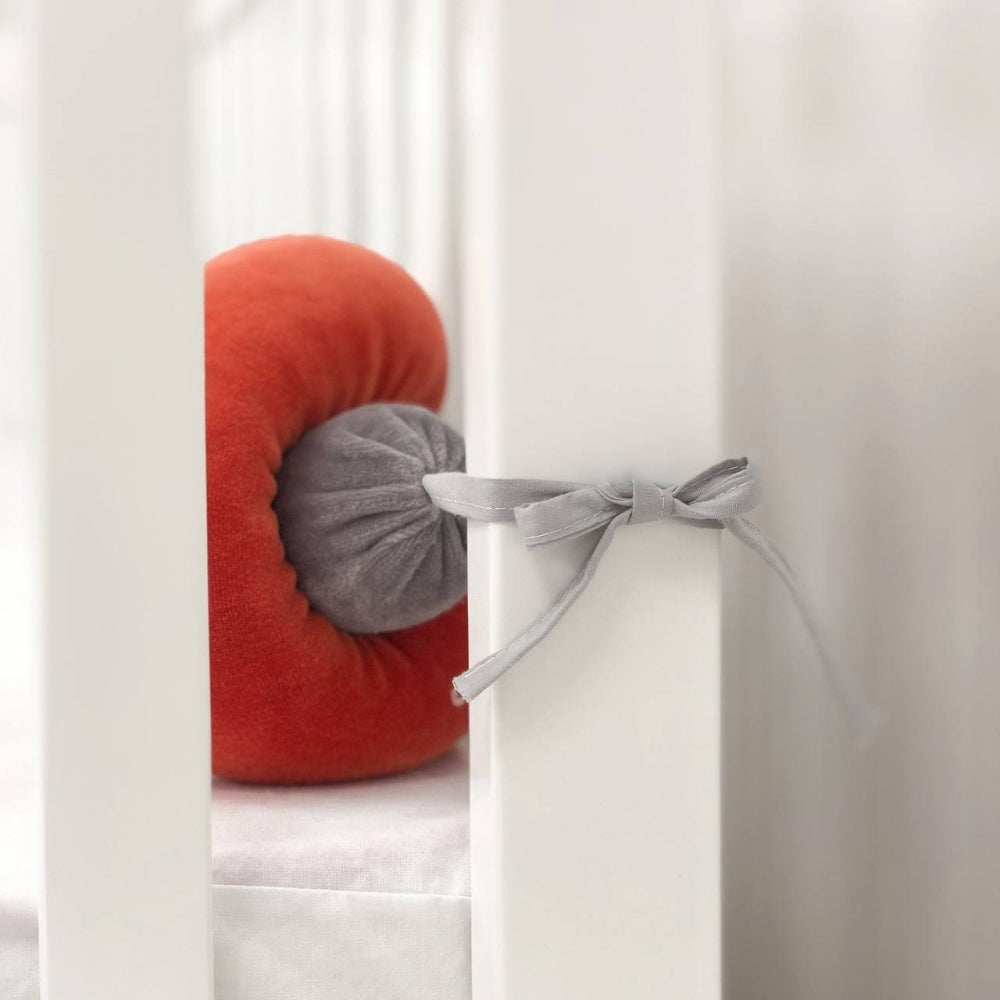 Pletený mantinel do postieľky 120 cm – biela/grafitová/terakotová