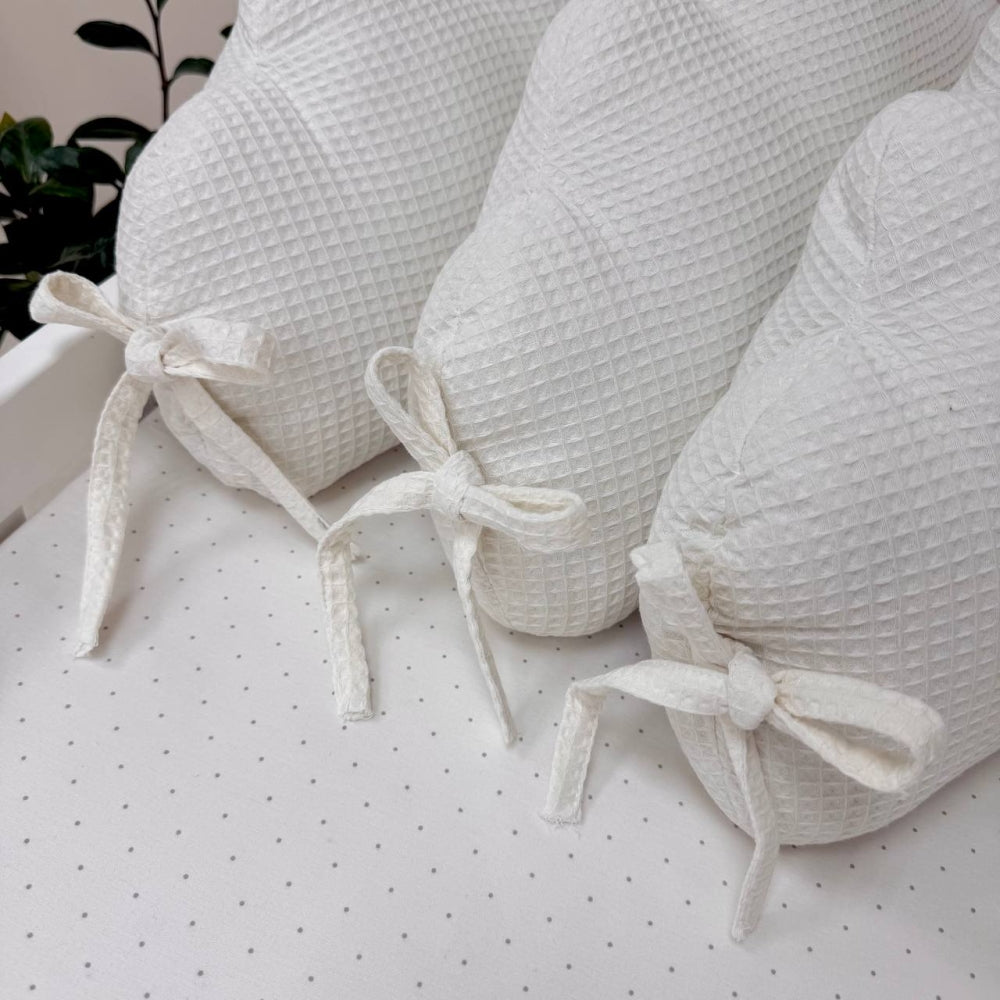 Vankúšový mantinel do postieľky Obláčiky, 3 ks – vaflový mliečny
