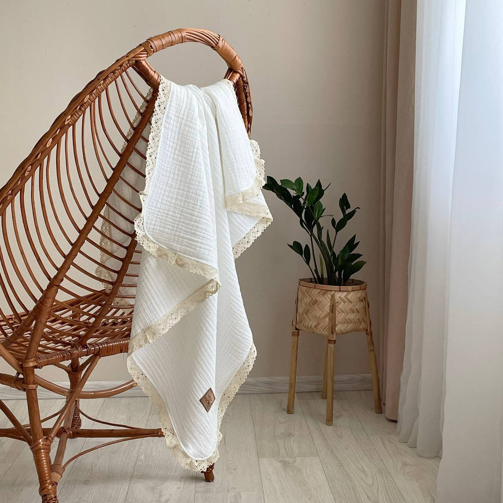 Mušelínová deka s čipkou pre bábätko biela s čipkou Elegance