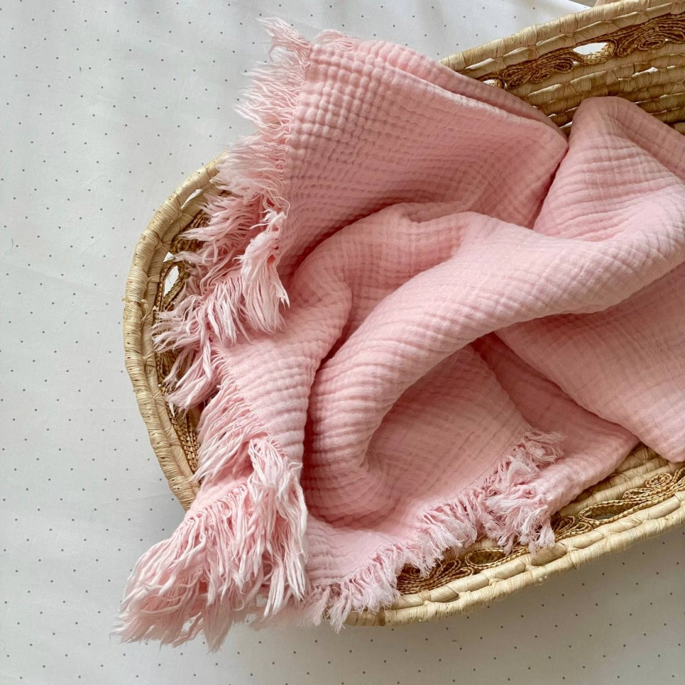 Mušelínová deka pre bábätko so strapcami, púdrová