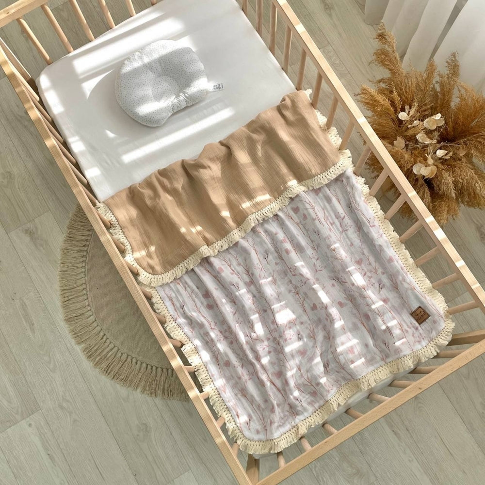 Mušelínová deka so strapcami pre bábätko Vetvičky, srdiečka béžová so strapcami