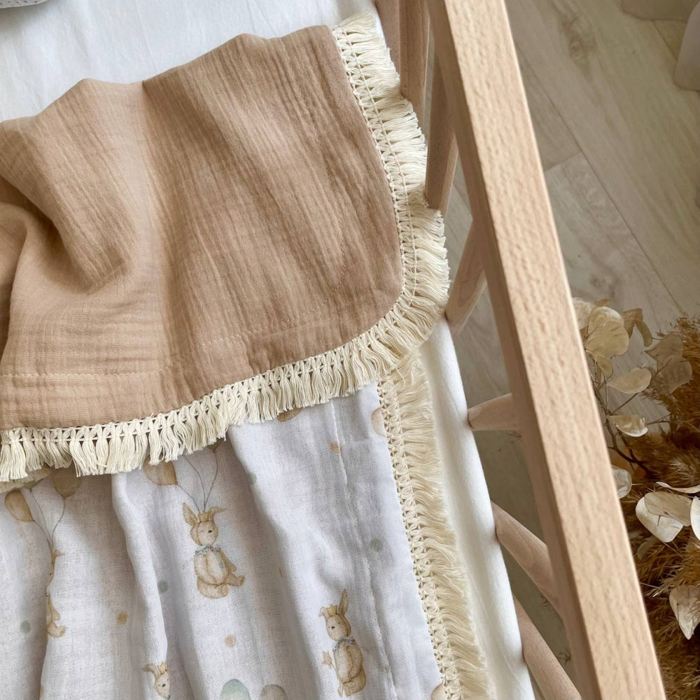 Mušelínová deka so strapcami pre bábätko Zajačiky s balónikmi béžová so strapcami