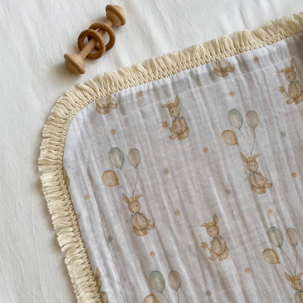 Mušelínová deka so strapcami pre bábätko Zajačiky s balónikmi béžová so strapcami
