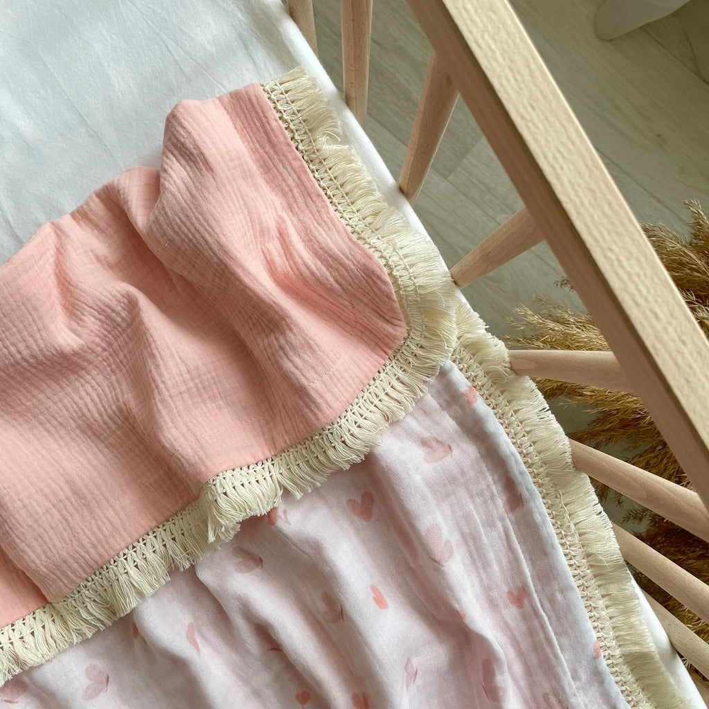 Mušelínová deka so strapcami pre bábätko Motýliky marhuľová so strapcami