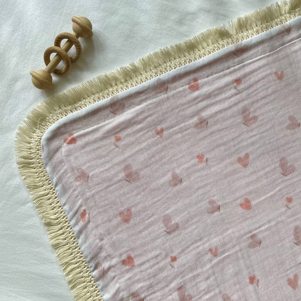 Mušelínová deka so strapcami pre bábätko Motýliky marhuľová so strapcami