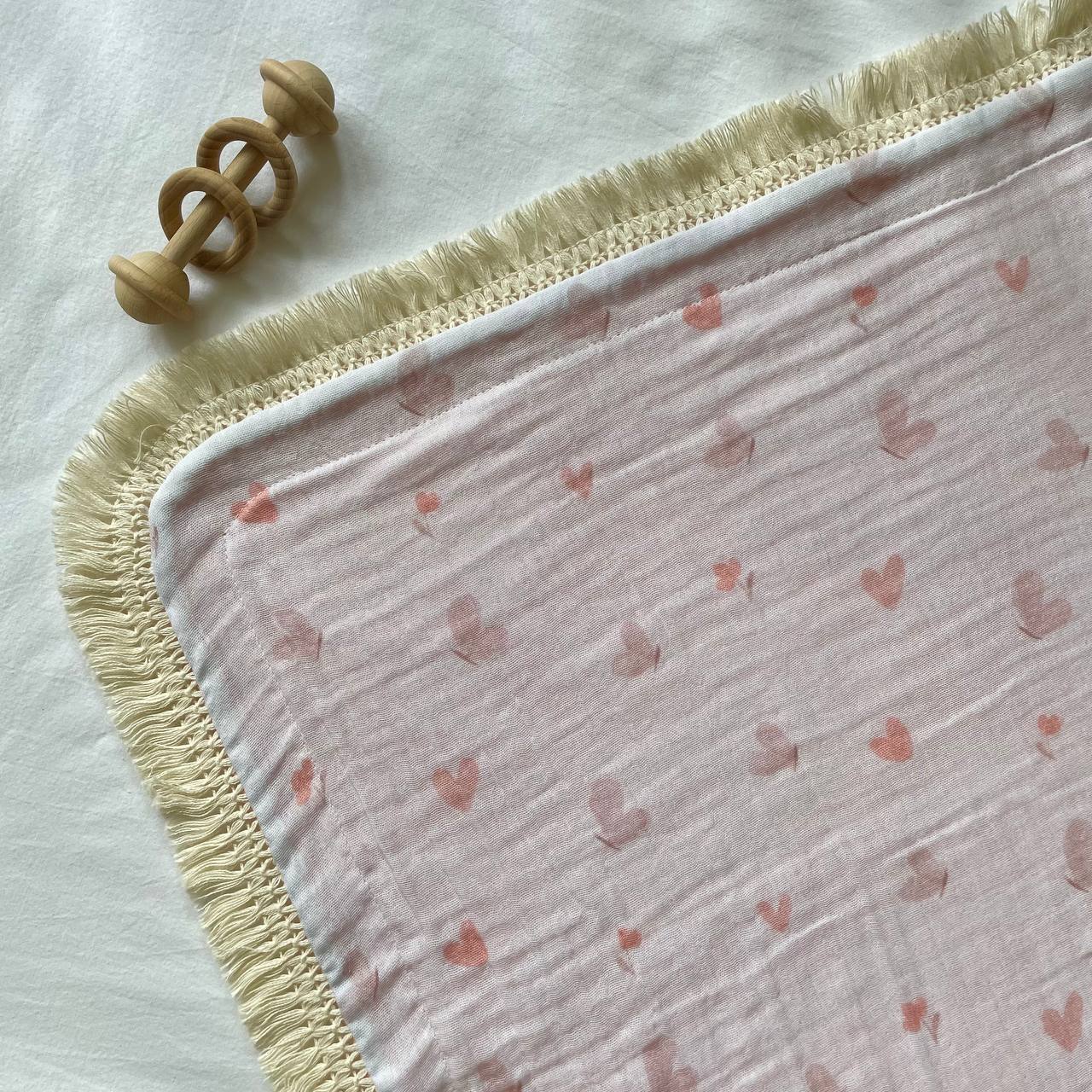 Mušelínová deka so strapcami pre bábätko Motýliky marhuľová so strapcami