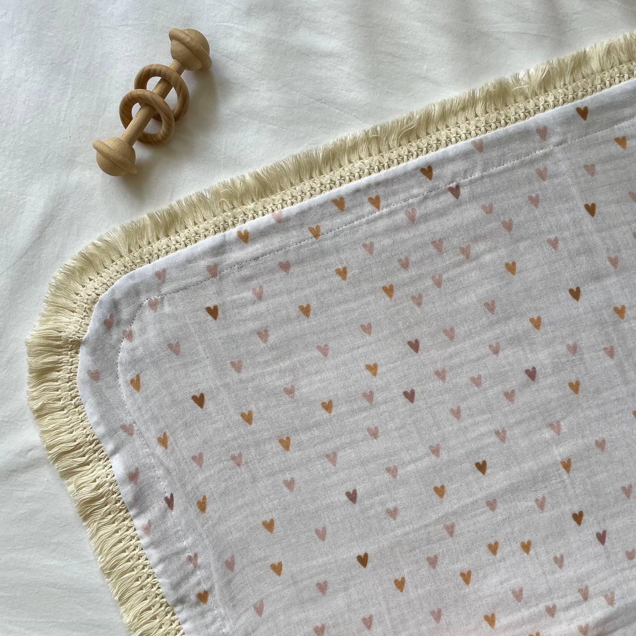 Mušelínová deka so strapcami pre bábätko Drobné srdiečka béžová so strapcami