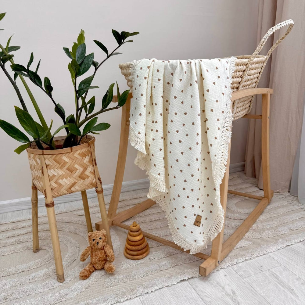 Dvojvrstvová mušelínová deka pre bábätko Drobné čokoládové srdiečka
