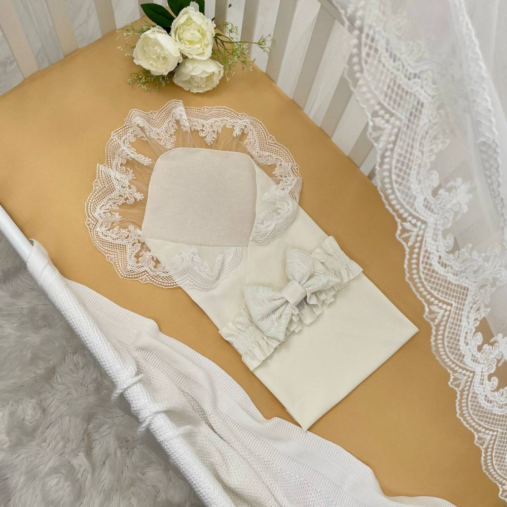 Čipkovaná mašľa s gumičkou na deku – mliečna