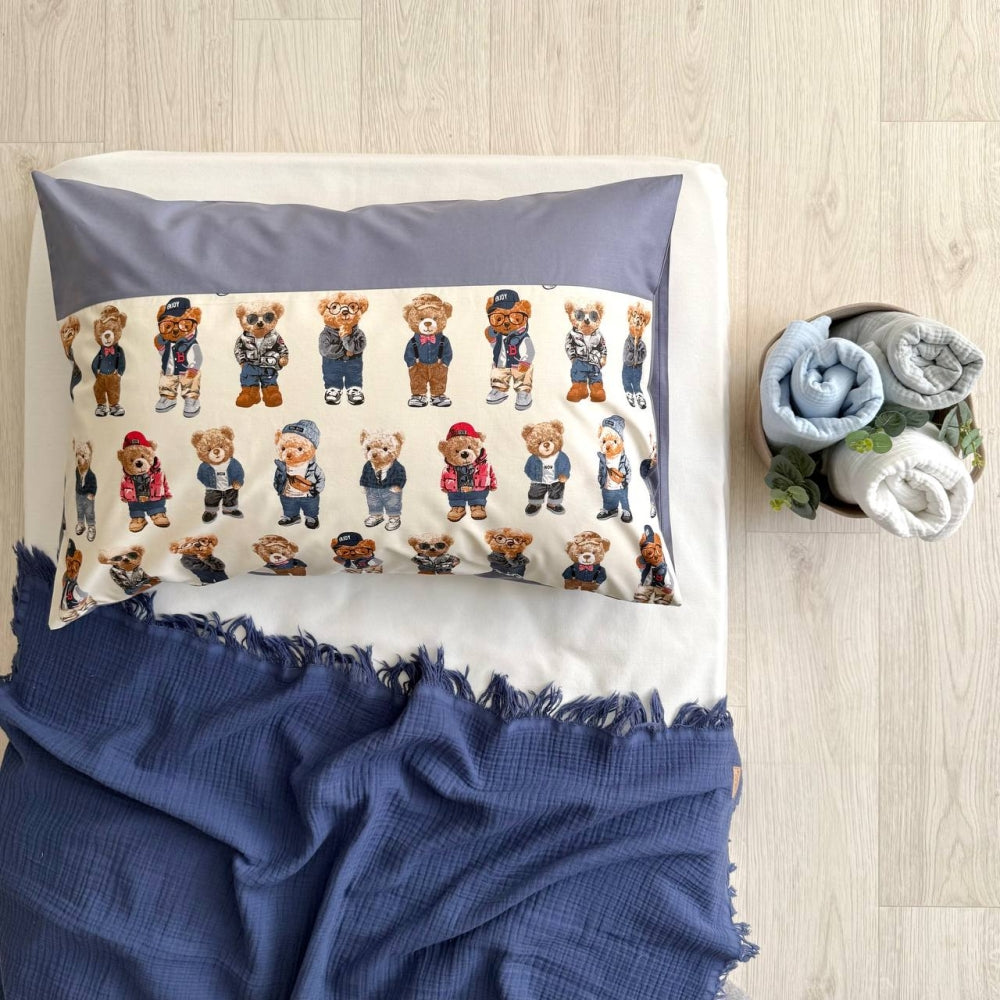 Popelínová obliečka na vankúš 50 × 70 cm Teddy – v džínsoch