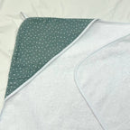 Froté uterák s kapucňou pre bábätko drobné biele bodky na šalviovom, 80 × 100 cm
